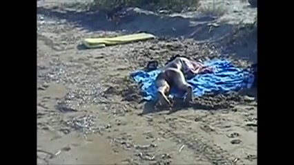 426px x 240px - L'homme Ã©jacule sur une femme nudiste Ã  la plage